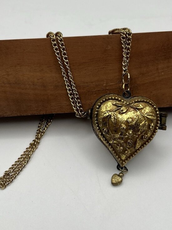 VTG Ornate Heart Trinket Locket Pendant Necklace Brass Floral Chunky Romantic - Picture 1 of 7